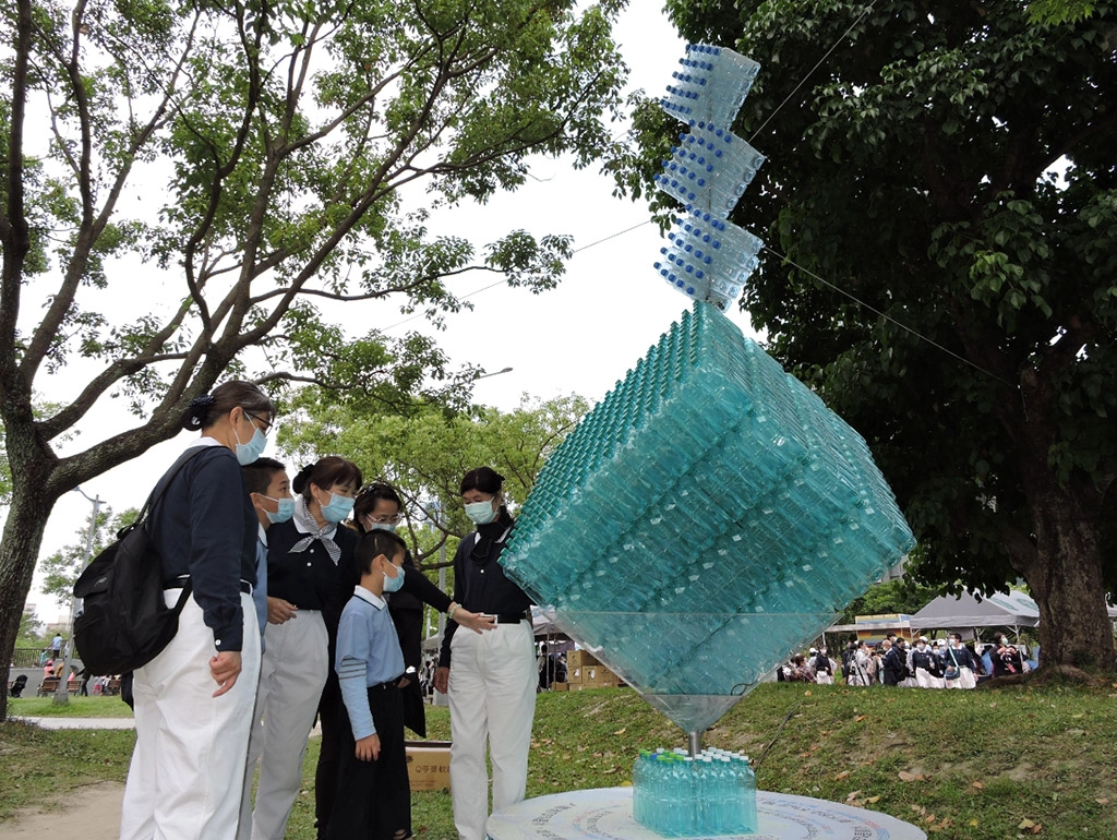 「環保藝術」展示區,一件件令人驚嘆的藝術作品,均由一個個資源回收而來的創作,讓人看見「化廢為寶」的神奇力量。