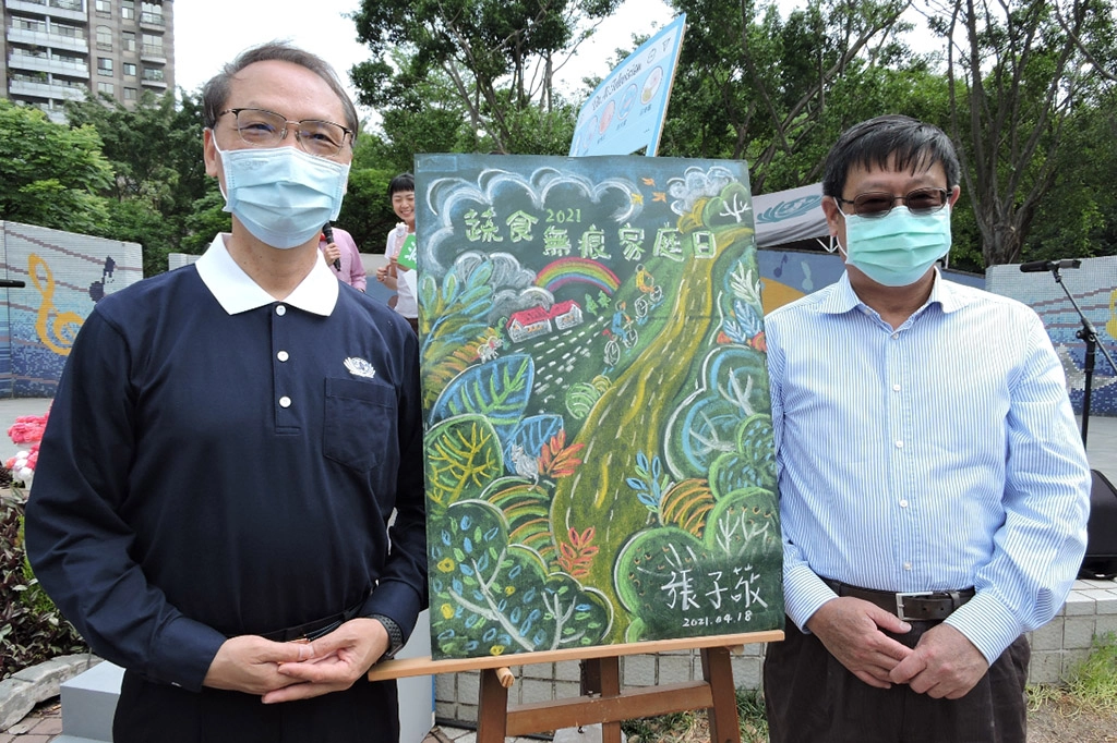 慈濟連續第三年舉辦「蔬食無痕家庭日」,環保署長張子敬(右)、慈濟基金會顏博文執行長(左)歡迎社會大眾一同響應環保並落實在生活。