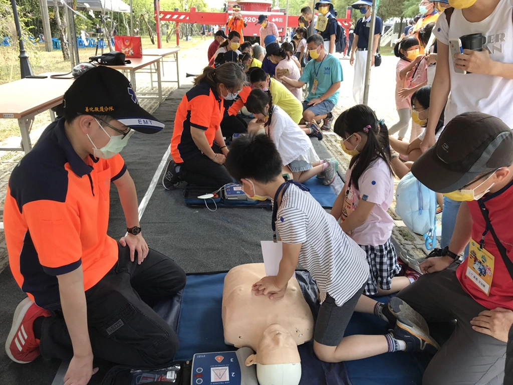 台南善化救護分隊特別在慈濟善化園區舉辦的親子防災總動員活動,讓學童實際演練急救體驗。