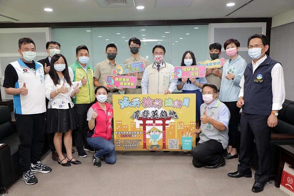 台南市高中生撿菸蒂盼社會重視環境,黃偉哲嘉勉表揚善心義舉。