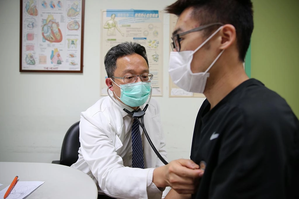 花蓮慈濟醫院心臟內科蔡文欽醫師,以3D立體定位電燒灼術治療鍾先生嚴重心律不整,恢復良好的鍾先生心臟再也不會「黑白跳」,讓他開心回歸正常健康的生活。