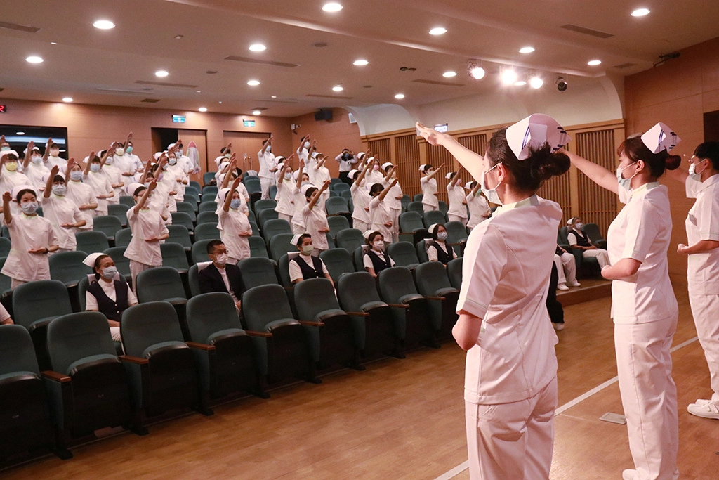慈大護理系舉辦第23屆加冠典禮,慈濟大學70位受冠生整齊亮麗。