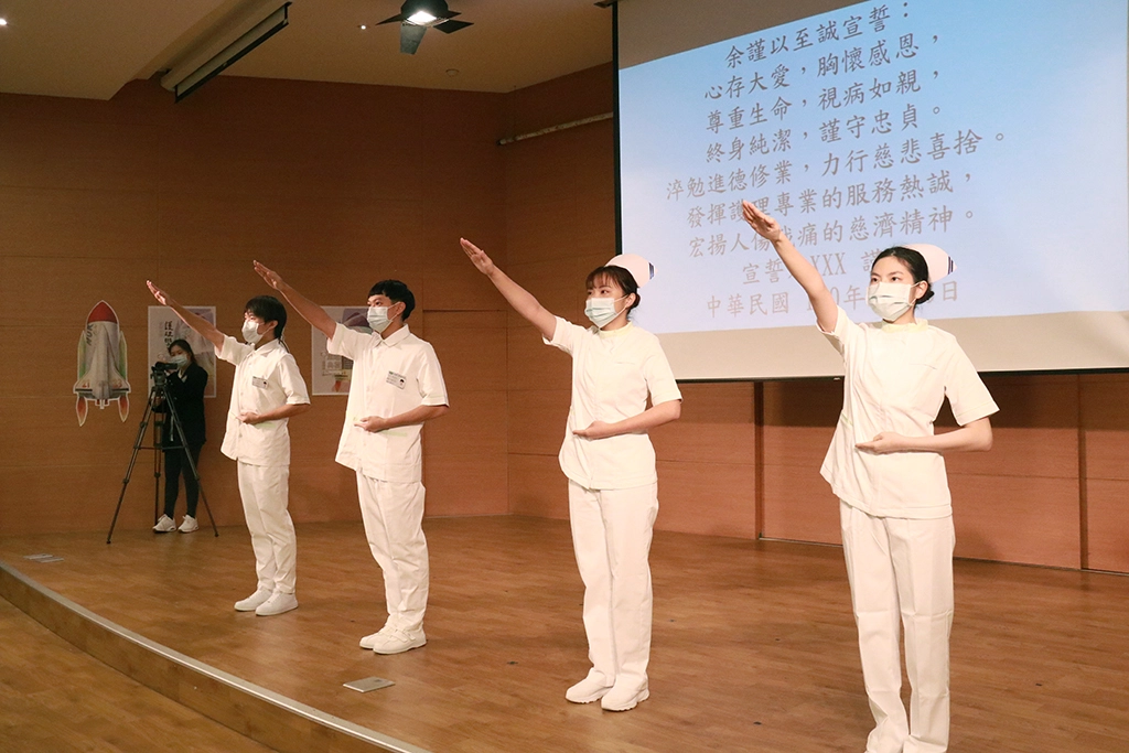 慈濟大學護理系學生,舉起右手堅定宣誓。