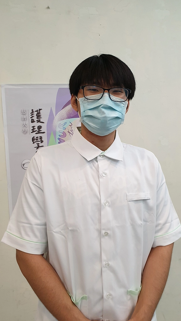 護理系二年級林碩彥,因為父親突然昏倒,他在旁馬上進行CPR急救但還是無法挽回生命,讓他對醫護工作產了興趣。
