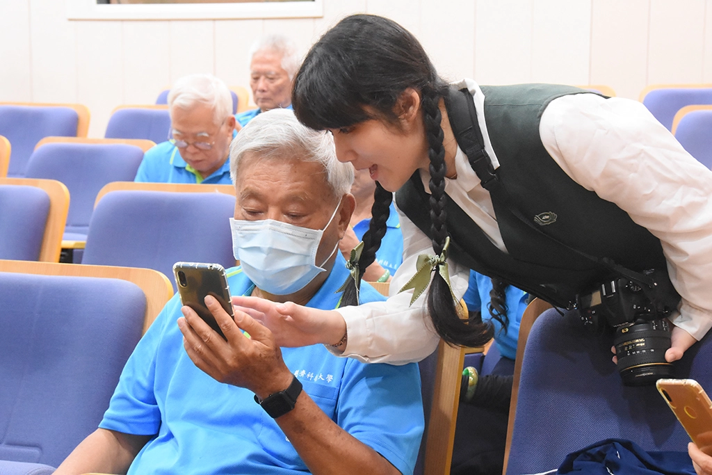 阿公阿嬤最想解決的,反而是對年輕人來說再簡單不過的基本手機操作。