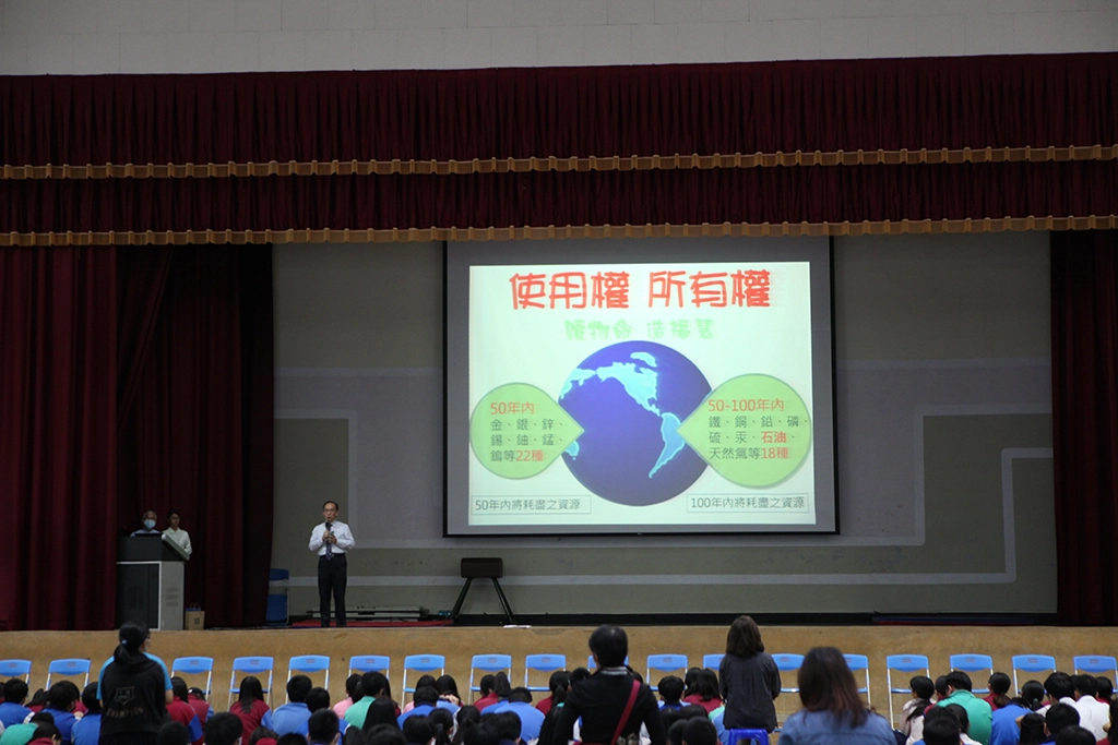 慈濟志工虞珊明以靜思語:「人生沒有所有權,只有生命使用權」,勉勵學生要珍惜當下。