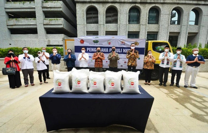 慈濟印尼分會再次攜手印尼實業家募心募款,即將為七百萬戶民眾發放三萬五千噸大米。 2021年7月23日,慈濟與政府代表於印尼分會靜思堂進行物資交接儀式,並啟動發放的腳步。(攝影者:Arimami Suryo A.,地點:印尼雅加達慈濟園區)