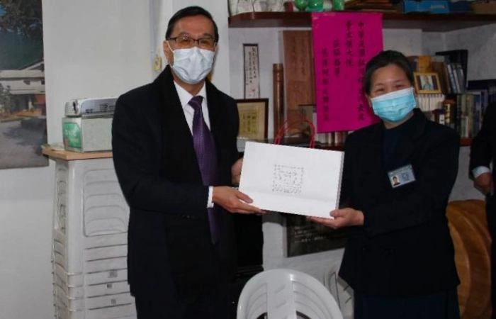 臺灣駐阿根廷商務文化辦事處的新任代表曹立傑訪慈濟並致贈小禮物。(攝影者:鍾貴滿,地點:阿根廷慈濟聯絡處,日期:2021/07/27)
