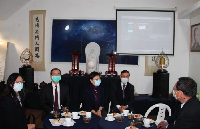 曹立傑大使一行人在聽完簡報後,與慈濟志工坐下來,彼此共談慈濟事,達成日後一同行善的共識。(攝影者:鍾貴滿,地點:阿根廷慈濟聯絡處,日期:2021/07/27)