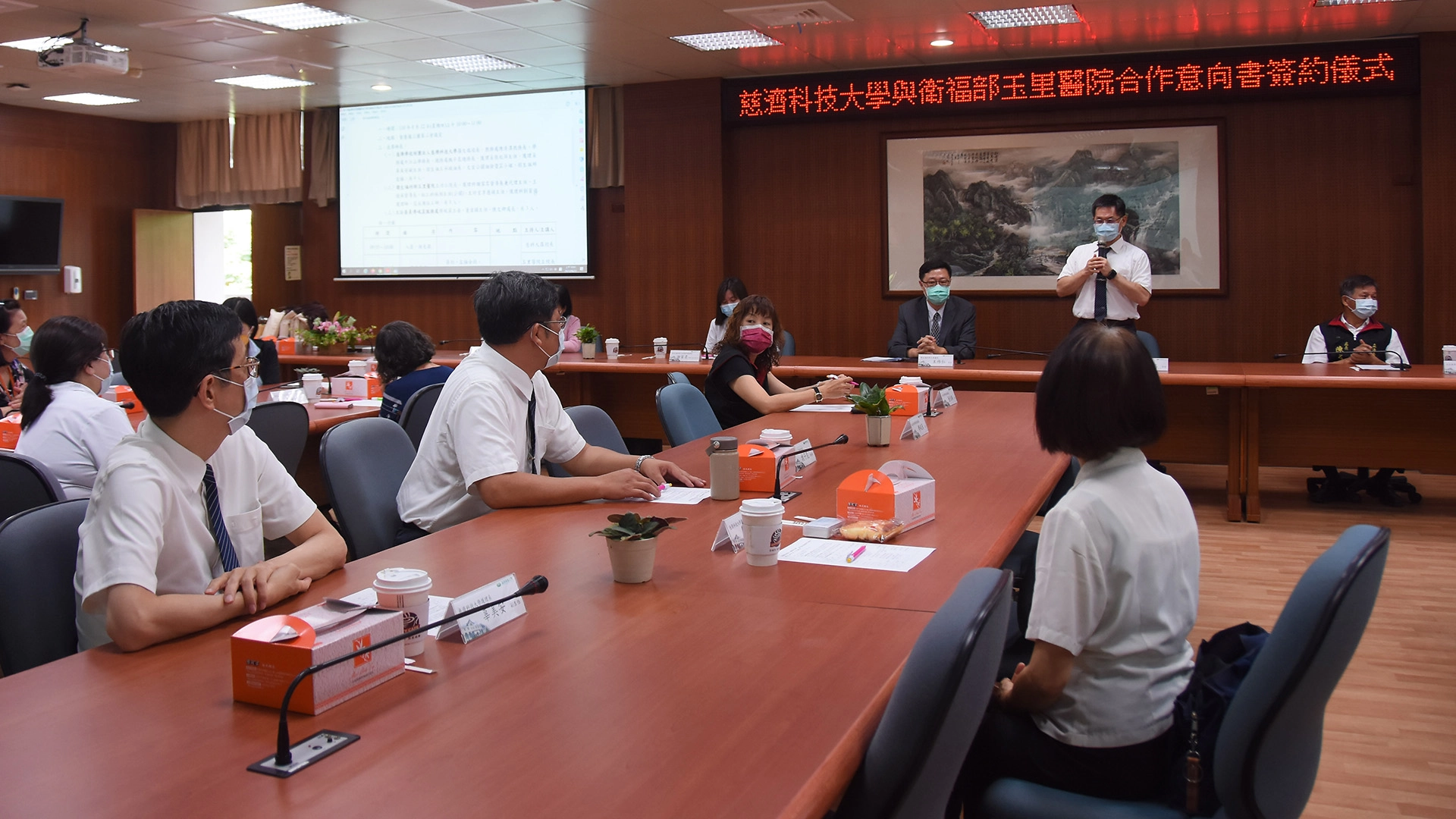 慈濟科技大學校長羅文瑞表示,除了培養護理專業,也將時下最迫切的長照需求融入課程中。