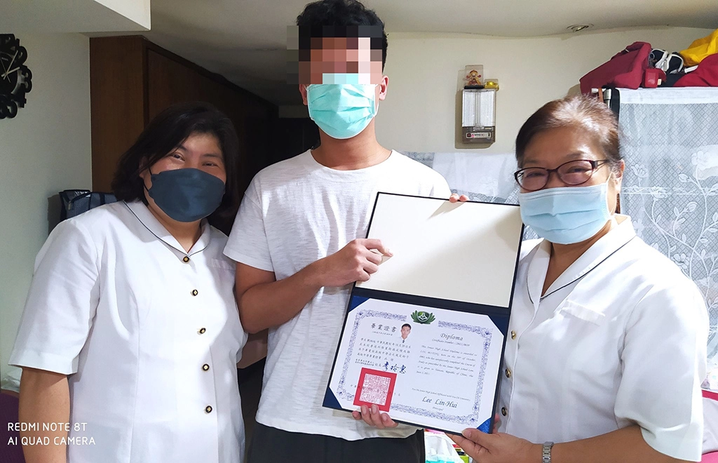 校長與導師親送畢業證書,傳達一份關心與師生情。