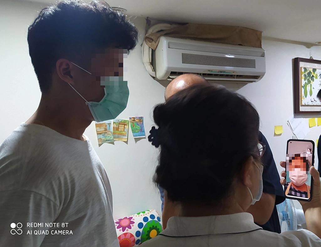 透過LINE視訊打給媽媽,校長表達祝福與肯定,讓媽媽也能感受到這一份喜悅和感動。