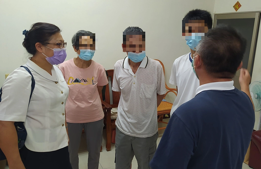 校長和懿德爸爸為孩子鼓勵,也請阿公、阿嬤安心把孩子送到慈大附中。