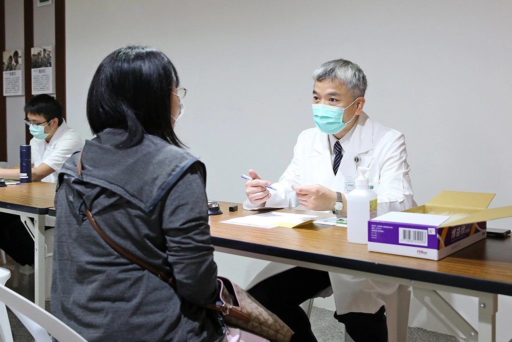 (圖右)花蓮縣醫師公會理事長梁忠詔。