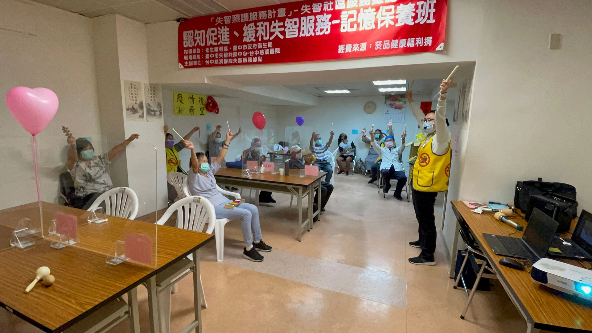 打擊樂器合奏結束,大家高舉雙手開心歡呼。