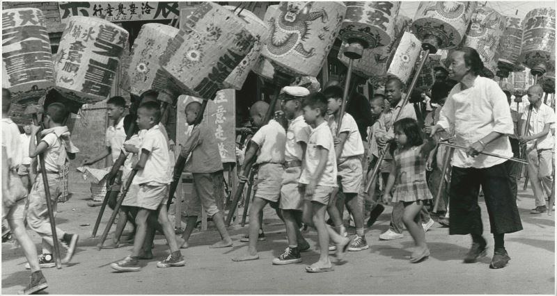 何慧光,〈頭燈隊伍〉,1950-1969,明膠銀鹽相片,50.7_×_61.1__cm,國家攝影文化中心典藏。