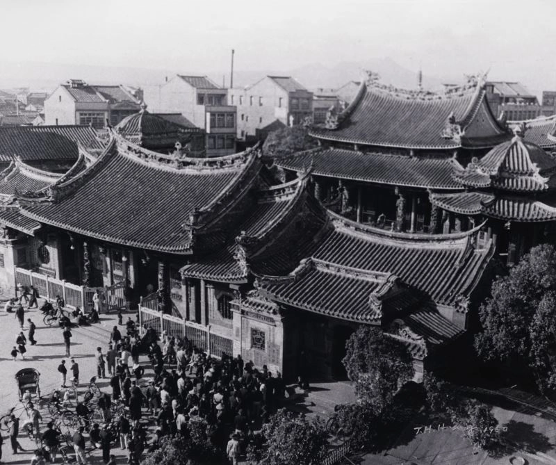 黃則修,《龍山寺》系列:正殿修建落成時,1960,明膠銀鹽相片,國立臺灣美術館典藏。
