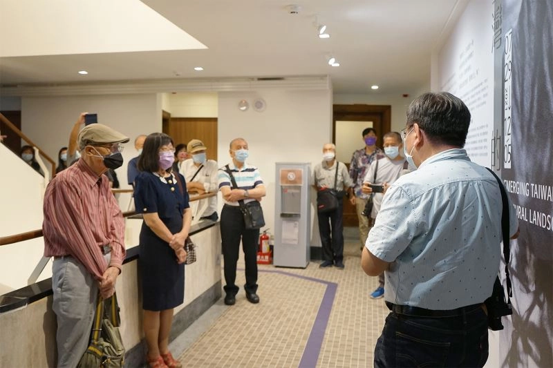 展覽策展人黃建亮為《臺灣的模樣》進行深度導覽。