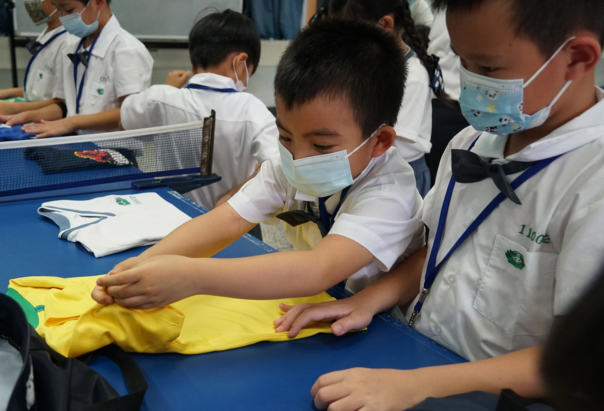 小一新生練習摺衣服。