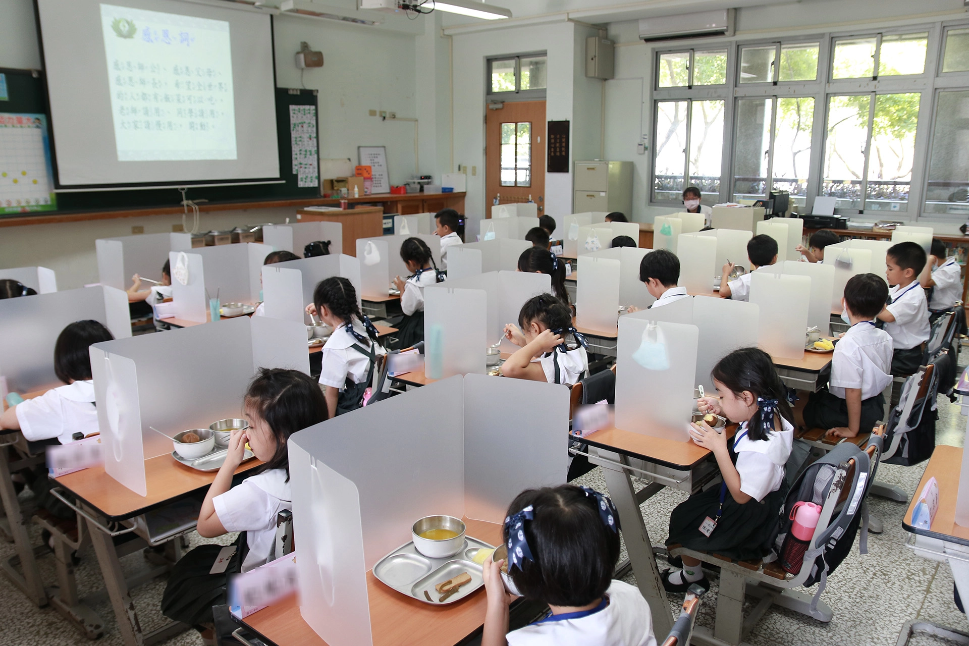 學生用餐使用隔板,落實防疫措施。