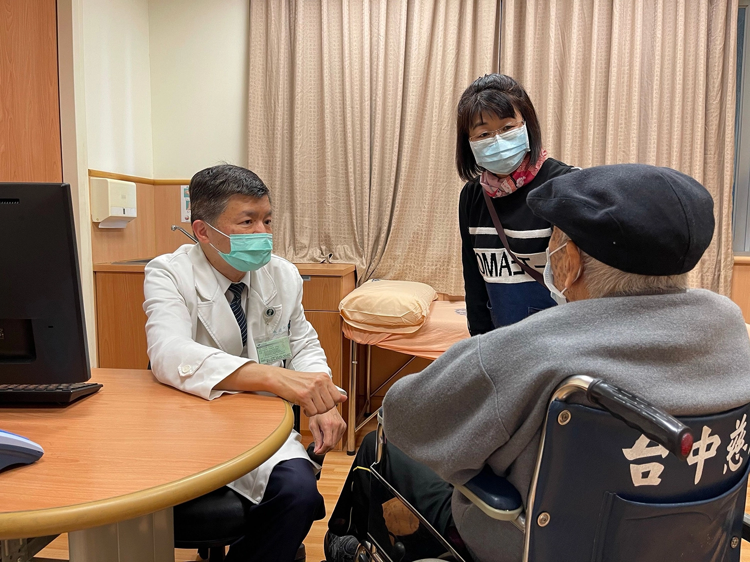 出院後回診,吳主任檢查確認廖先生恢復良好,已無疼痛症狀,恢復正常生活。
