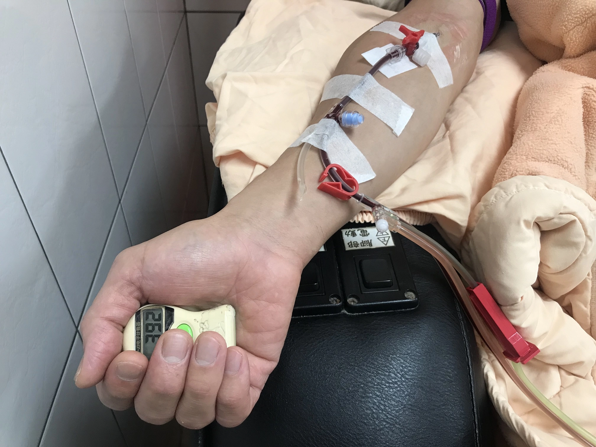羅國方一邊捐贈右手還不時按壓著唸佛計數器,為此次的捐贈誠心祈禱順利圓滿,也為受贈者祈求移植成功。