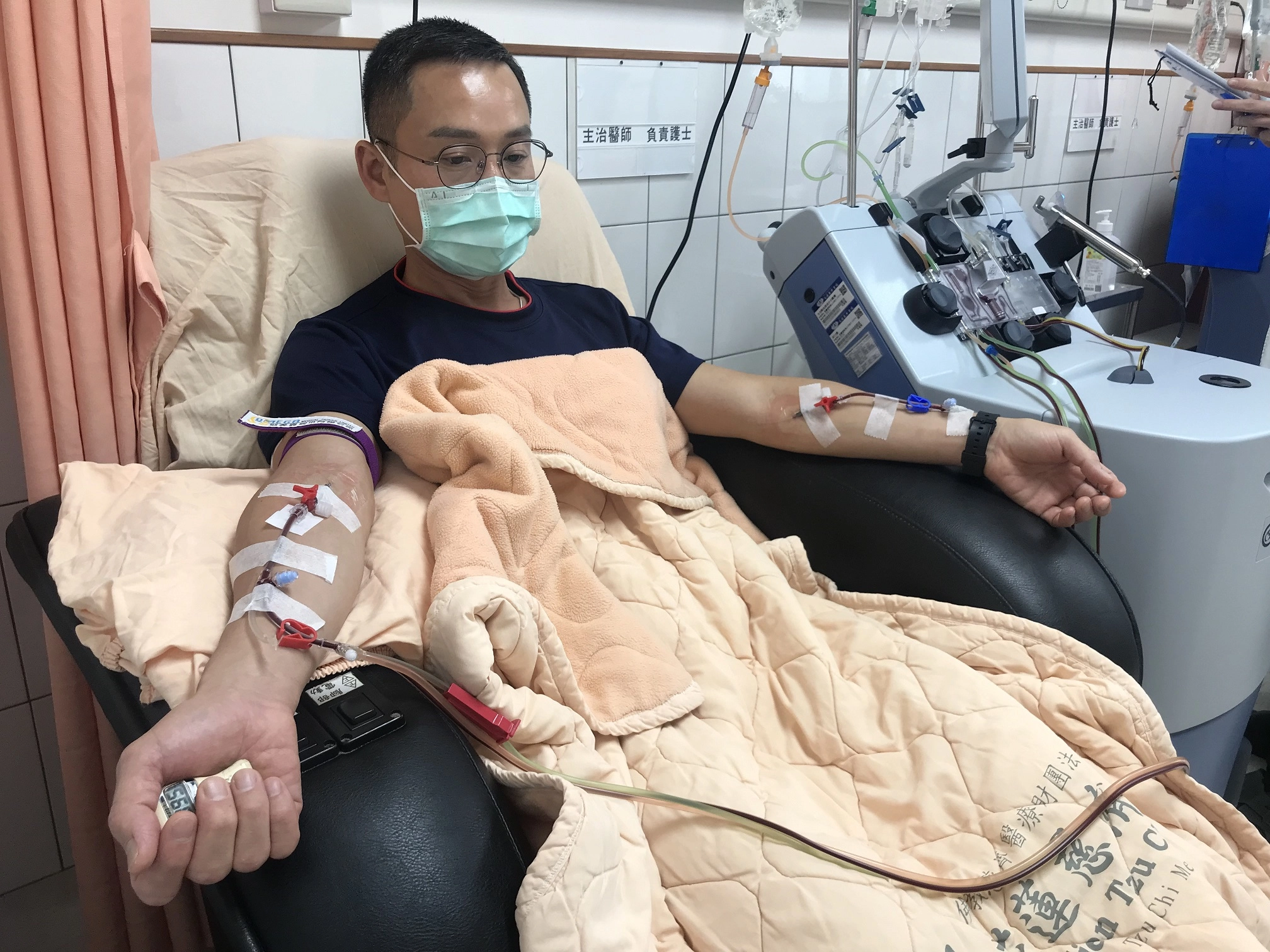 羅國方疫情期間義無反顧前來捐贈,受到慈濟志工為救人無畏懼的精神鼓舞,更堅定要保護好自己完成捐贈救人的任務。