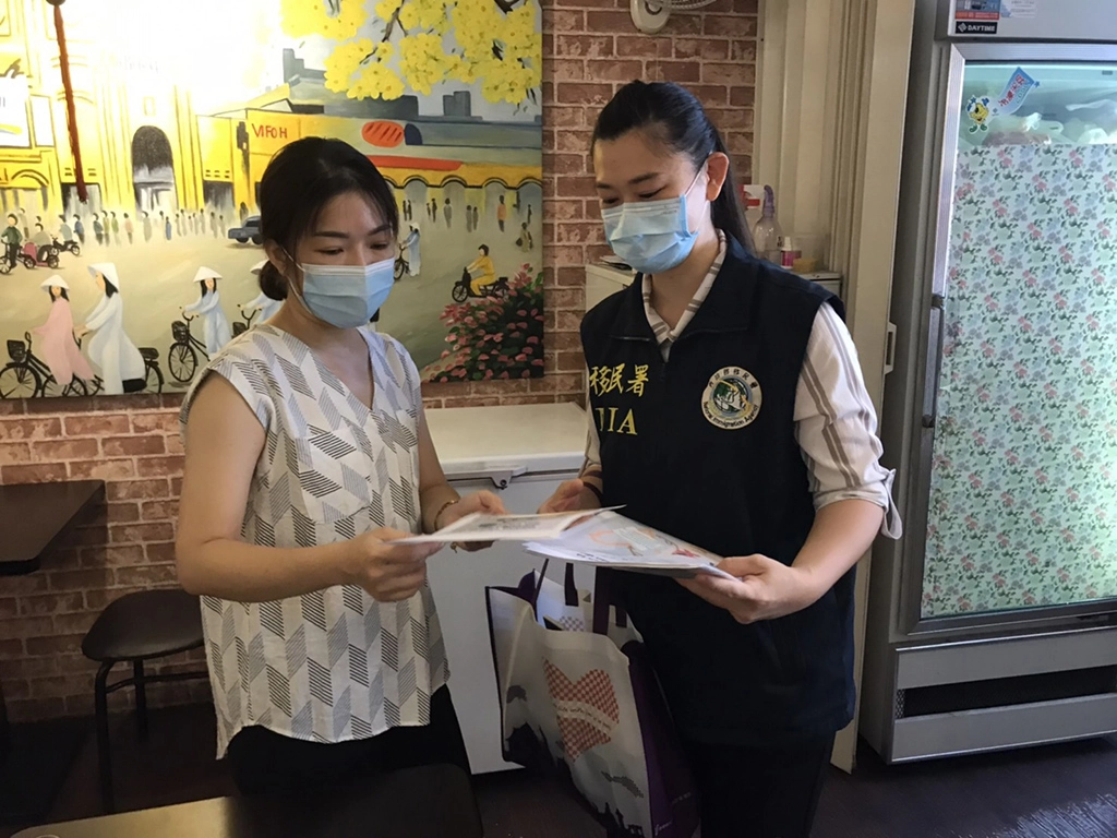 經營越南餐廳「奧黛越南料理」餐廳的陳玉水(左)表示,店裡使用的豬肉都是購買政府合格商標肉品。