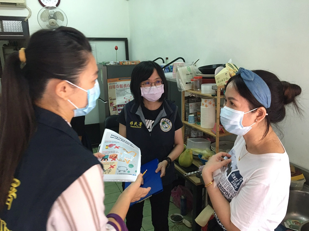 因應中秋節即將到來,為全面防範非洲豬瘟趁機入侵各類應景食品,移民署派員前往新住民姊妹經營之店面進行宣導。