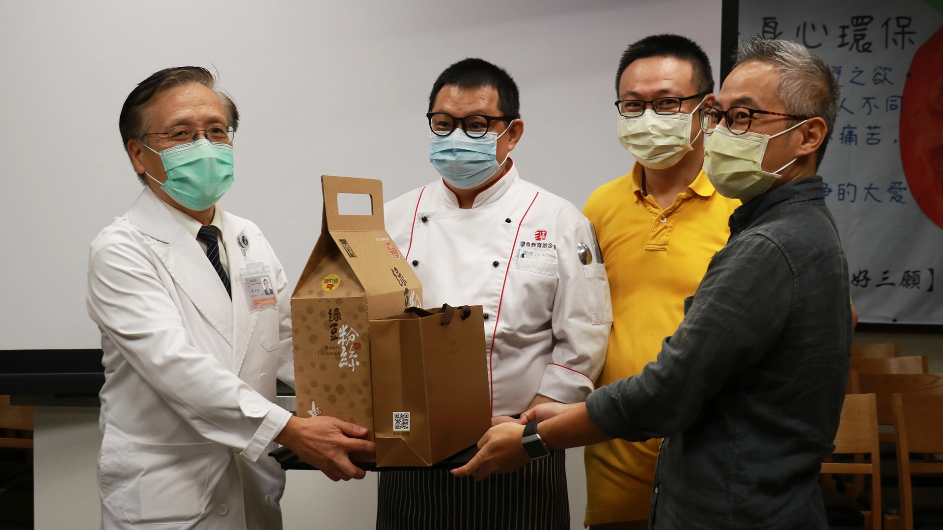 臺中慈濟醫院院長簡守信(左)感恩澧食公益飲食文化教育基金會童儀展(右)率同仁與醫院營養科進行蔬食輔導交流。