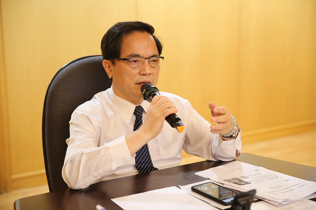 花蓮慈濟醫院院長林欣榮28日上午,在「COVID-19 戰疫的啟發與挑戰」高峰論壇,線上分享「淨斯本草飲」中醫藥在各類疾病的基礎研究與臨床應用成果。