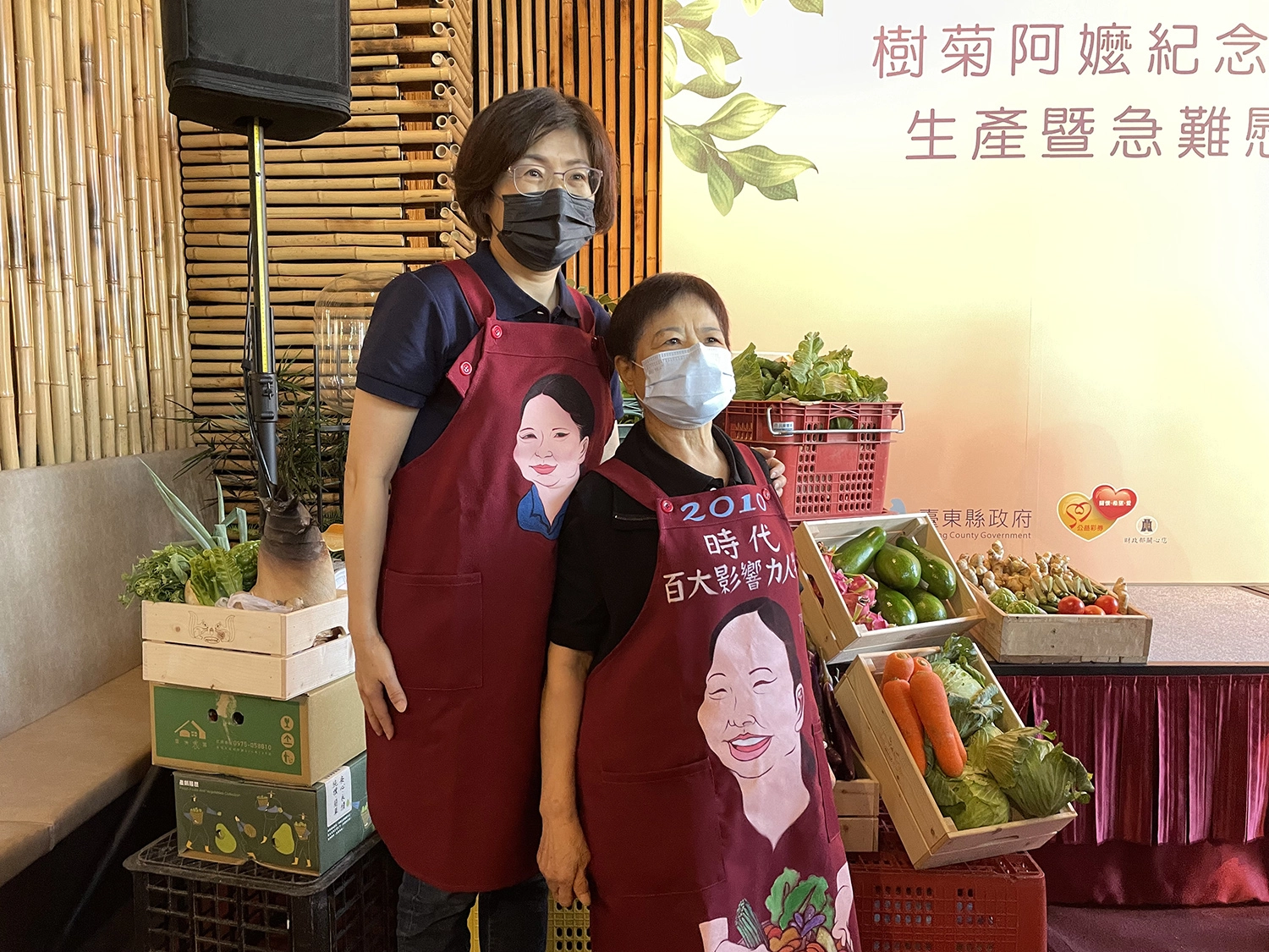陳樹菊女士表示身上穿的圍裙並附贈親筆簽名義賣。