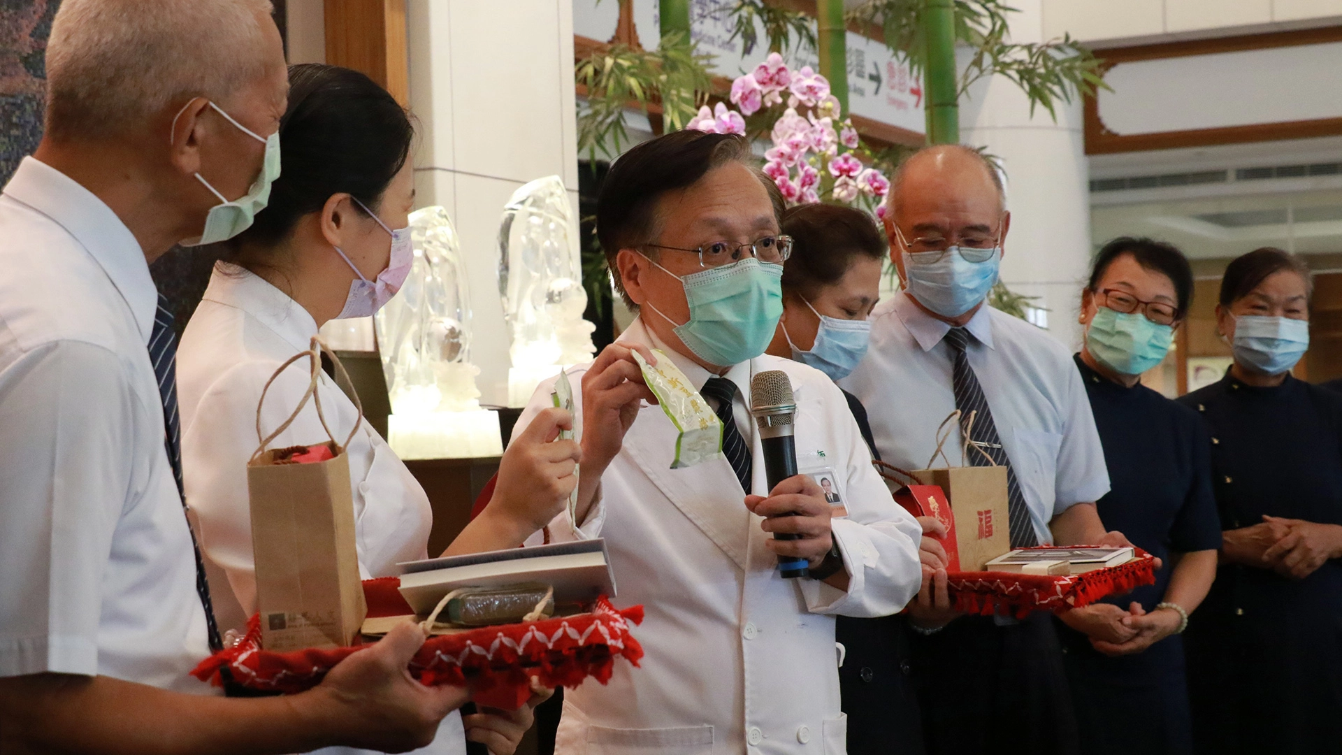 簡守信院長(左三)推荐豆漿粉又營養又方便,是對健康最好的植物蛋白質。