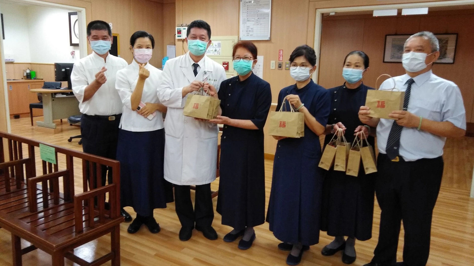 靜思書軒營運長蔡青兒(左二)與志工將結緣品親自送到醫療單位。