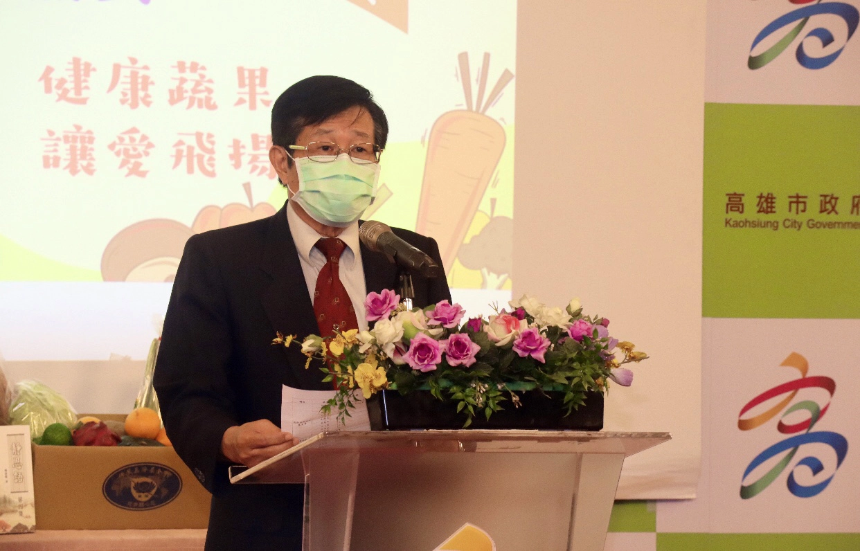 高雄市政府秘書長楊明州代表受贈，感恩慈濟一起關懷弱勢。