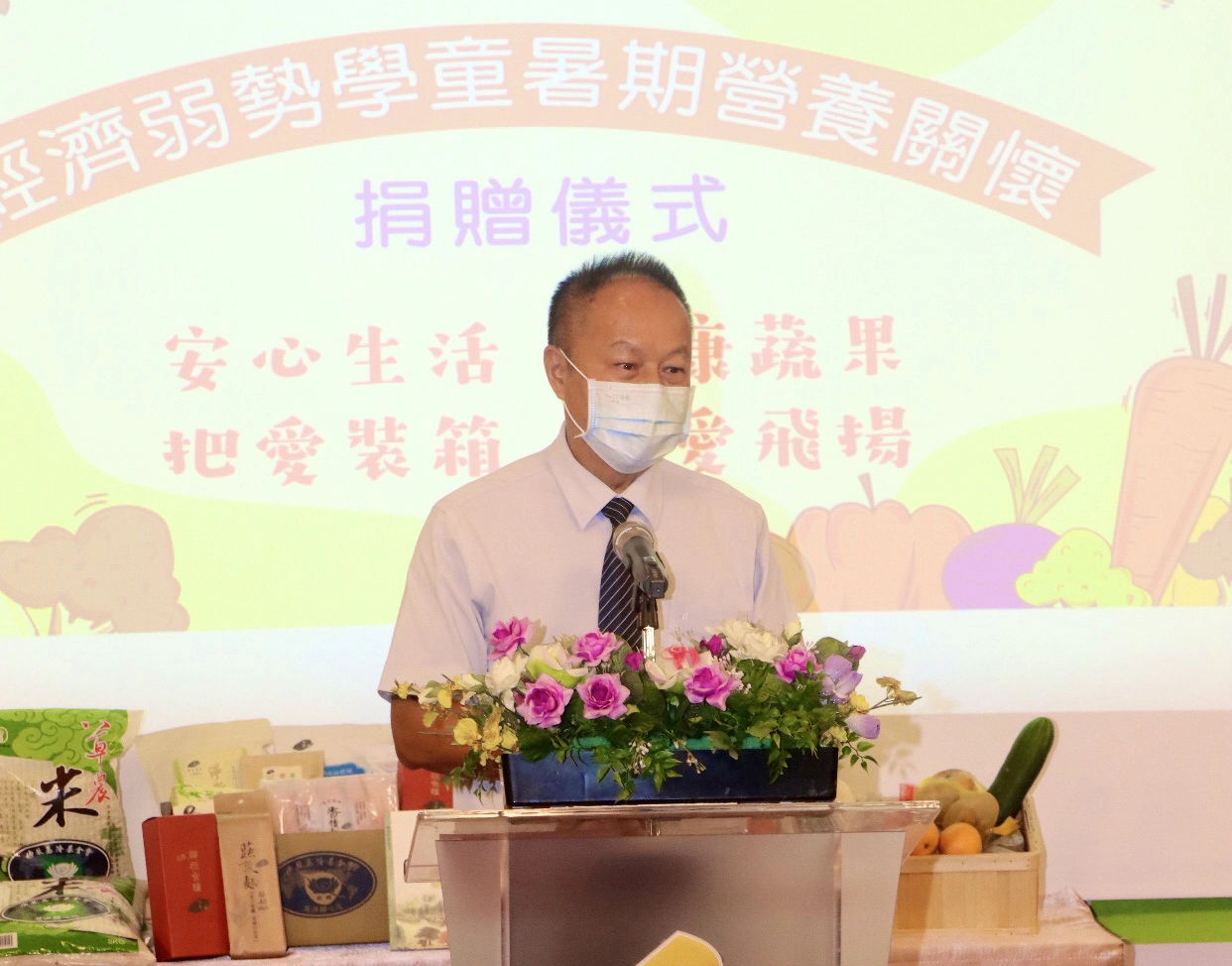 高雄慈濟志工鄭楊慶代表捐贈，期許把愛裝箱、讓愛飛揚。