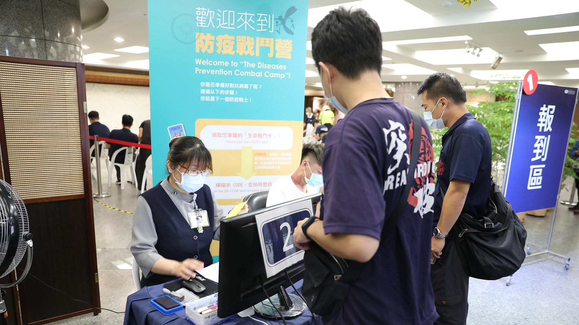 開學前夕,花蓮慈濟醫院開辦疫苗專責門診,為第3階段的教師施打第一劑疫苗,還有消防隊員施打第二劑疫苗
