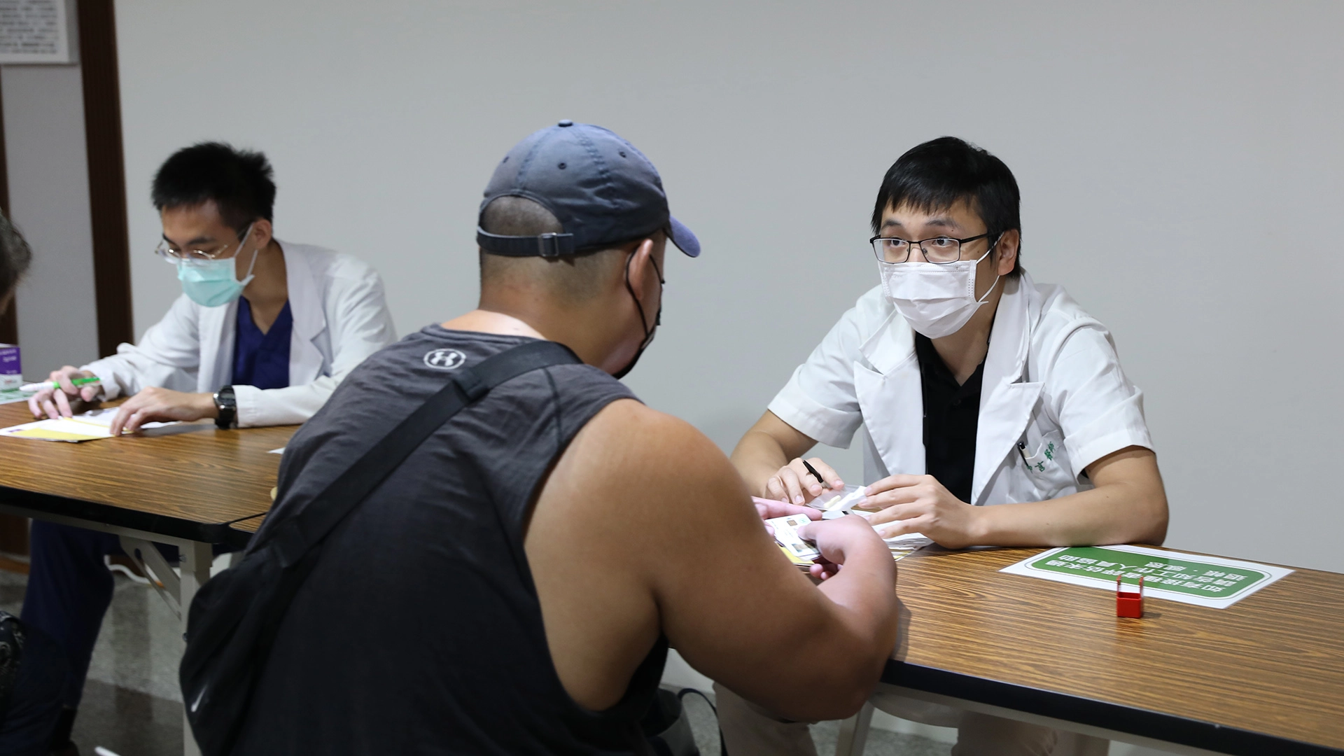 開學前夕,花蓮慈濟醫院開辦疫苗專責門診,為第3階段的教師施打第一劑疫苗,還有消防隊員施打第二劑疫苗
