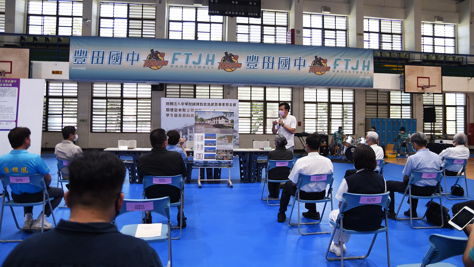 8月31日在豐田國中體育館舉行慈濟捐建校舍儀式,郭漢隆建築師說明設計規劃。