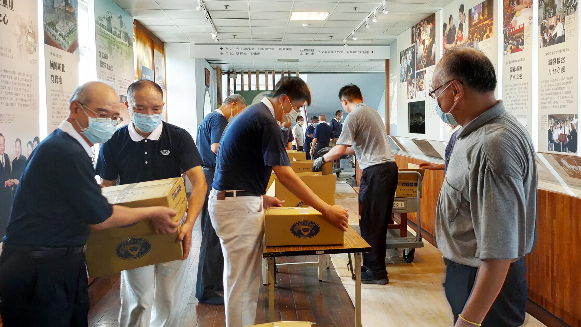 慈濟提供彰化縣近萬戶弱勢學童家庭暑期營養食品,在彰化靜思堂進行第二批「安心生活箱」打包。