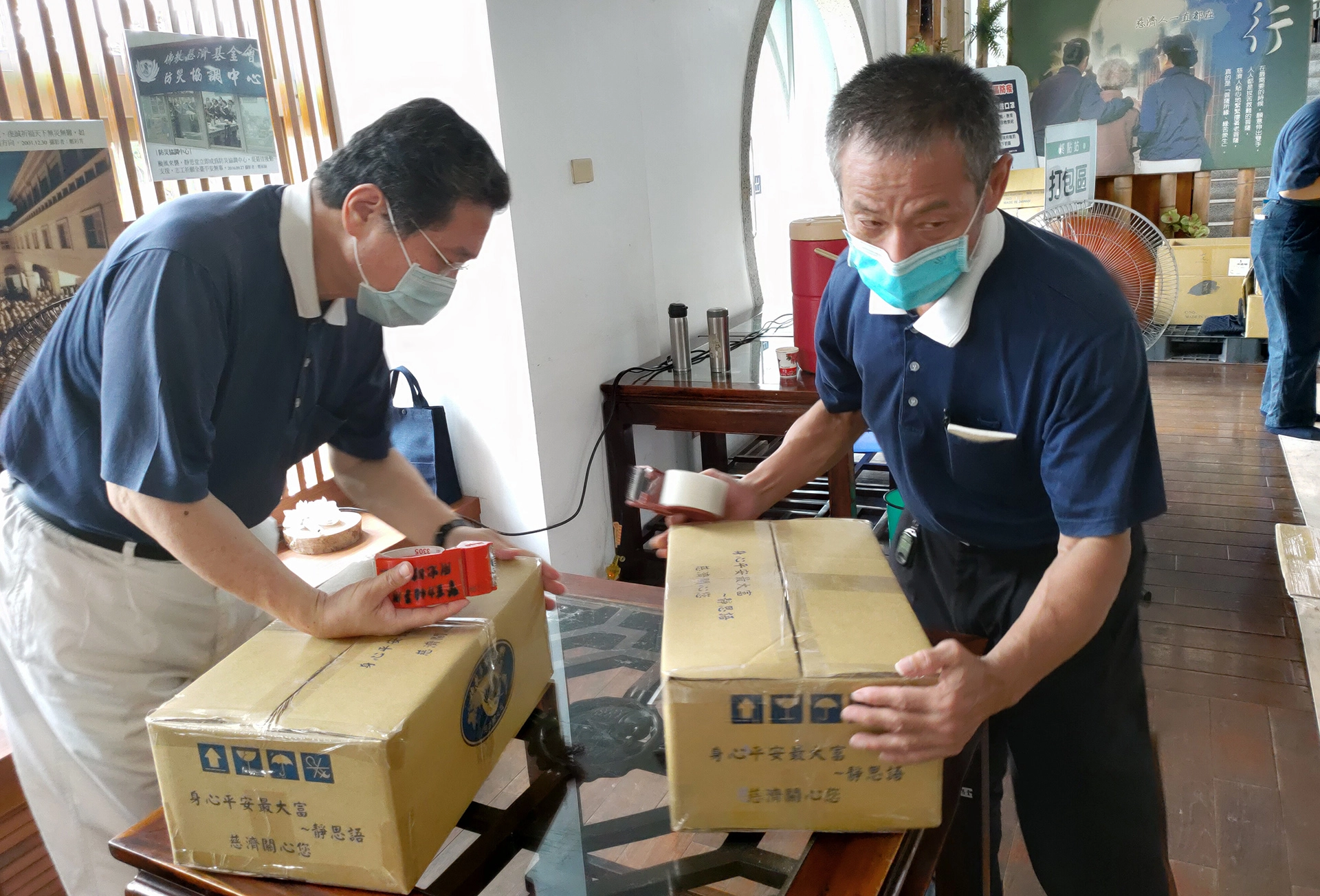 來自小康家庭的陳國政(右一)分享孩子都有穩定工作,自己很歡喜能為弱勢孩童付出。