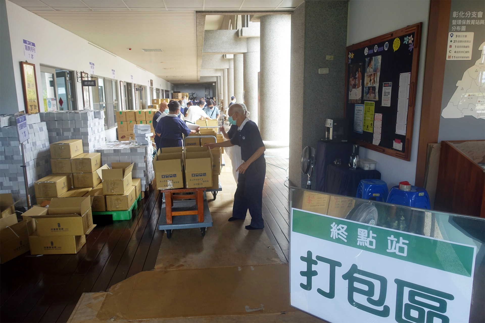 慈濟提供彰化縣近萬戶弱勢學童家庭暑期營養食品,在彰化靜思堂進行第二批「安心生活箱」打包。