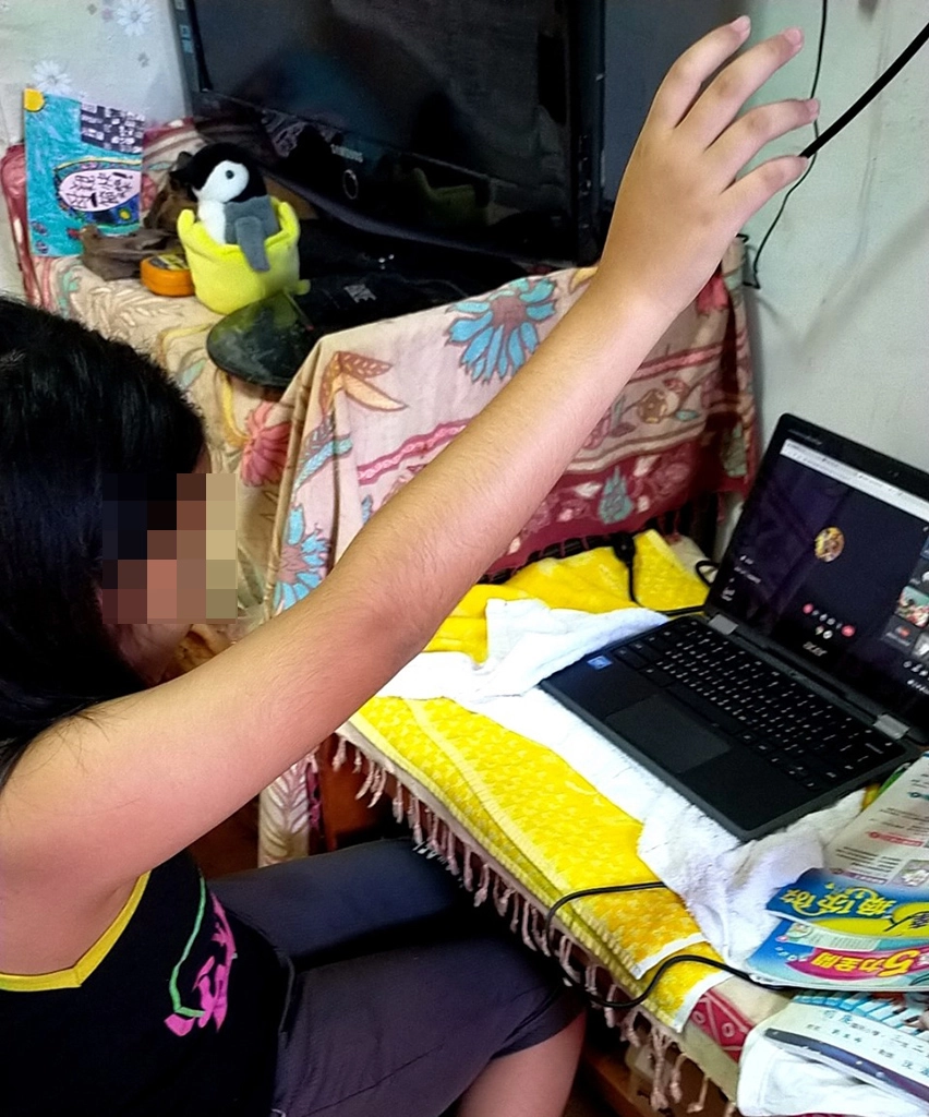 陽光社工送來二手筆電,助劉爸爸女兒不因疫情斷學。