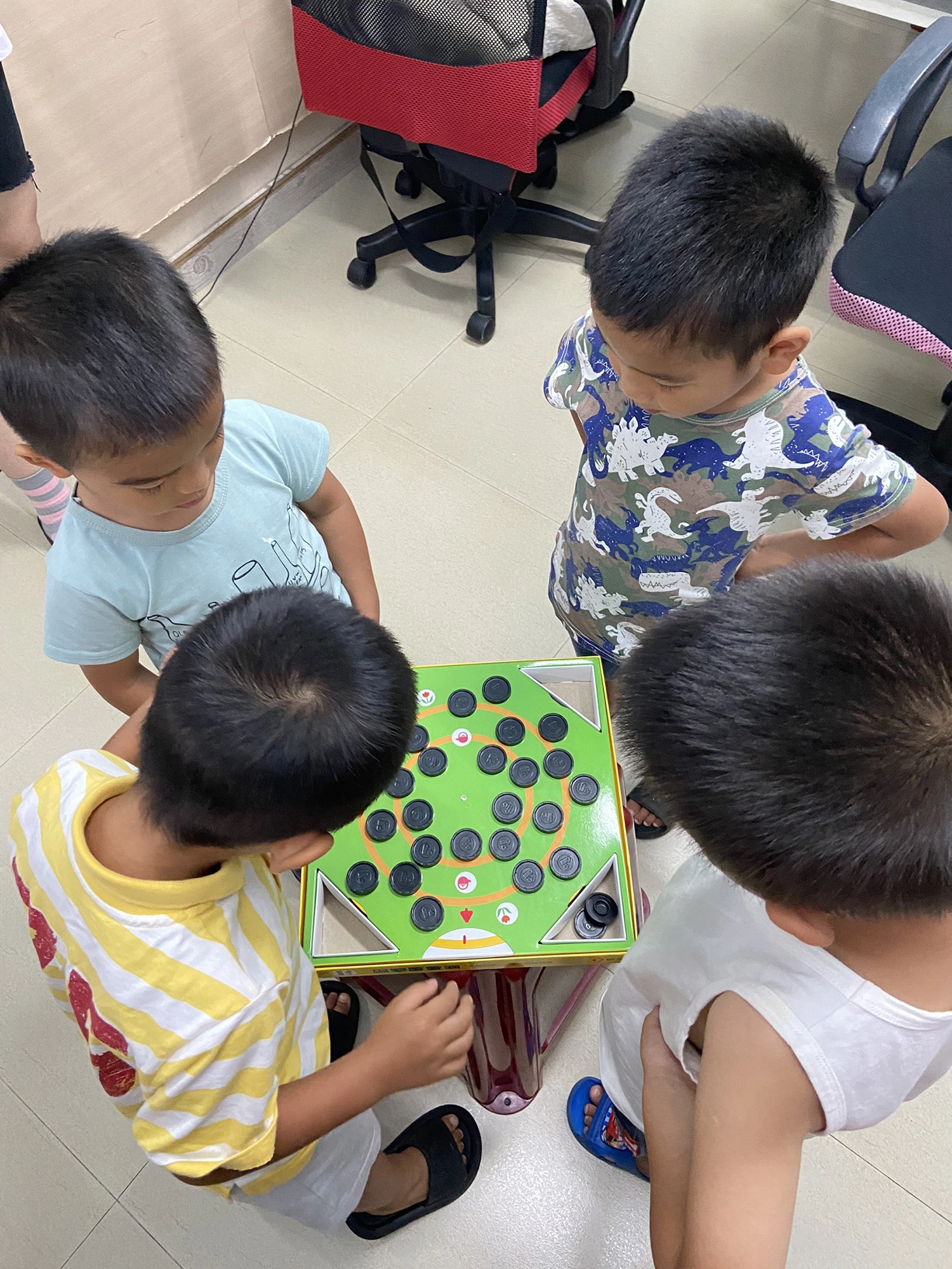 記憶轉轉盤桌遊非常受後山孩童喜歡,每天都有孩子悄悄藏起黑色圓蓋想第一時間搶來玩(圖片提供/花蓮善牧兒童之家)