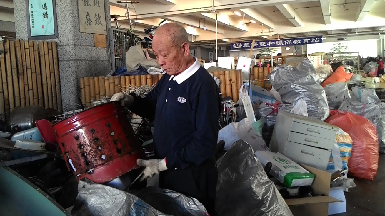 蕭金昌「做環保、救地球」,又大多與破銅爛鐵為伍,果然是位隱身在社區鄰里及家裡的「鋼鐵人」。
