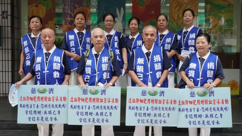 「快樂做志工、輕鬆無煩惱!」如今是蕭金昌(前左一)的心情寫照,投身慈濟志工至今三十年,各類大小活動積極參與。