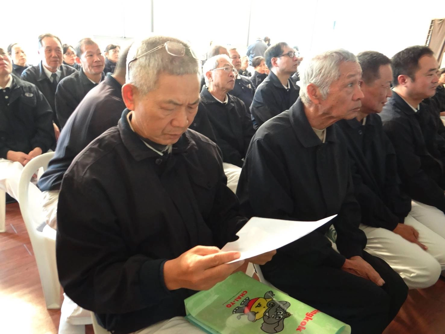 陳水池(左一)成為慈濟志工後,經常參加活動,並擔任幹部。
