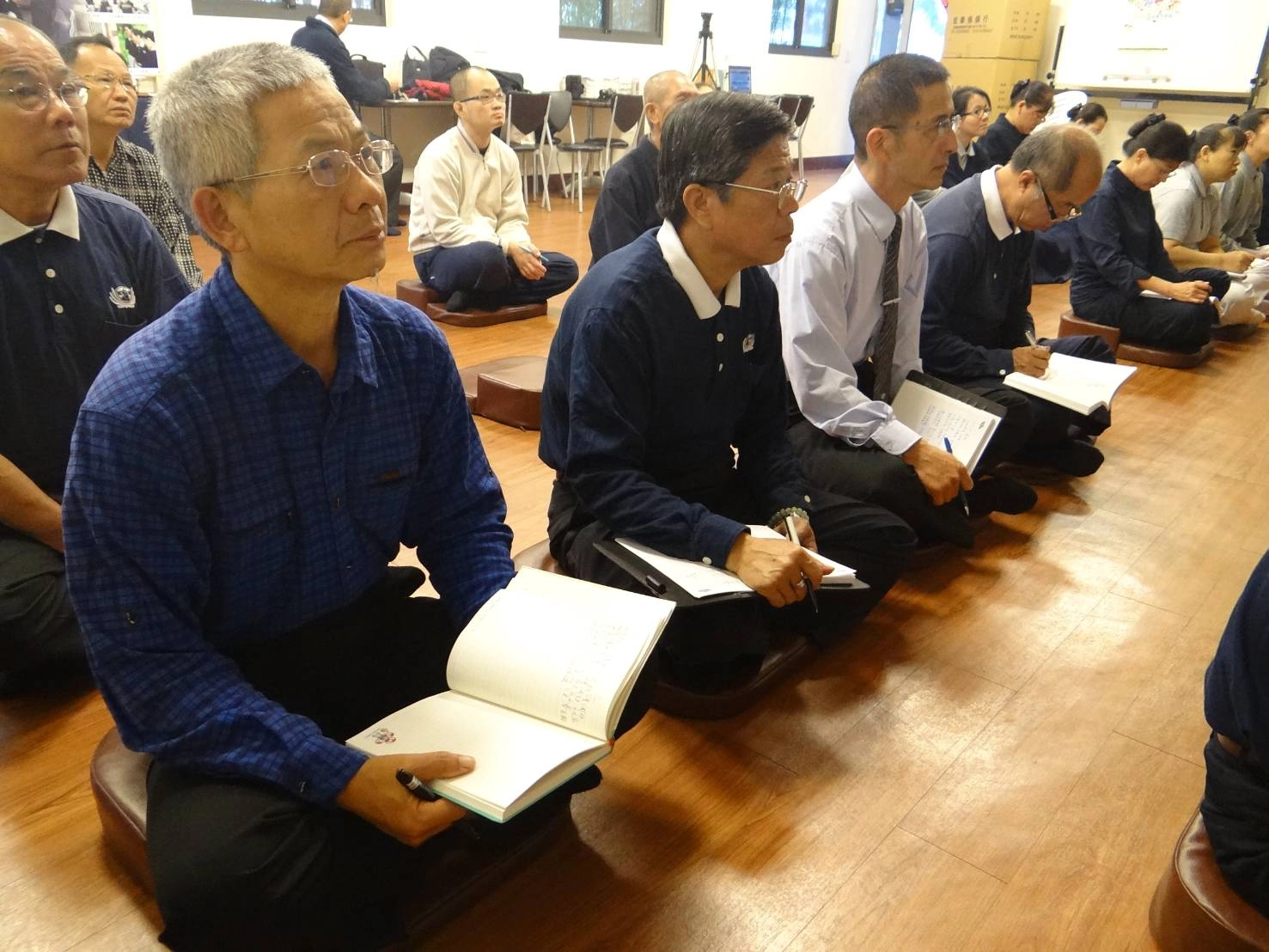 陳水池(左一)成為慈濟志工後,經常參加活動,並擔任幹部。