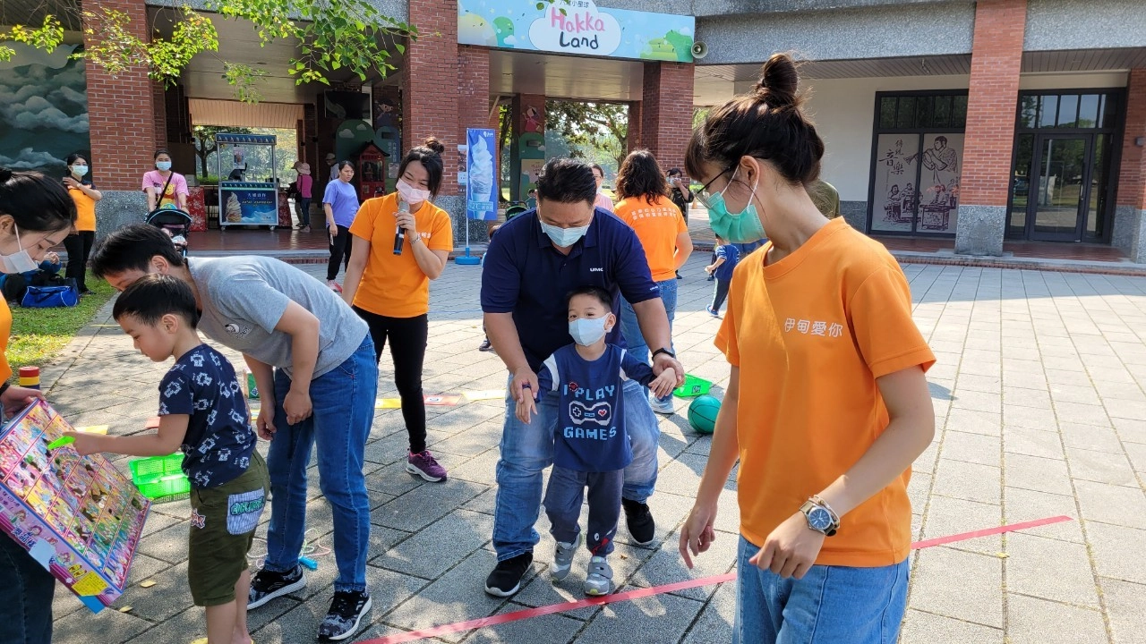 東港早療中心鼓勵男性參與育兒教養,利用親子旅遊時增進互動。