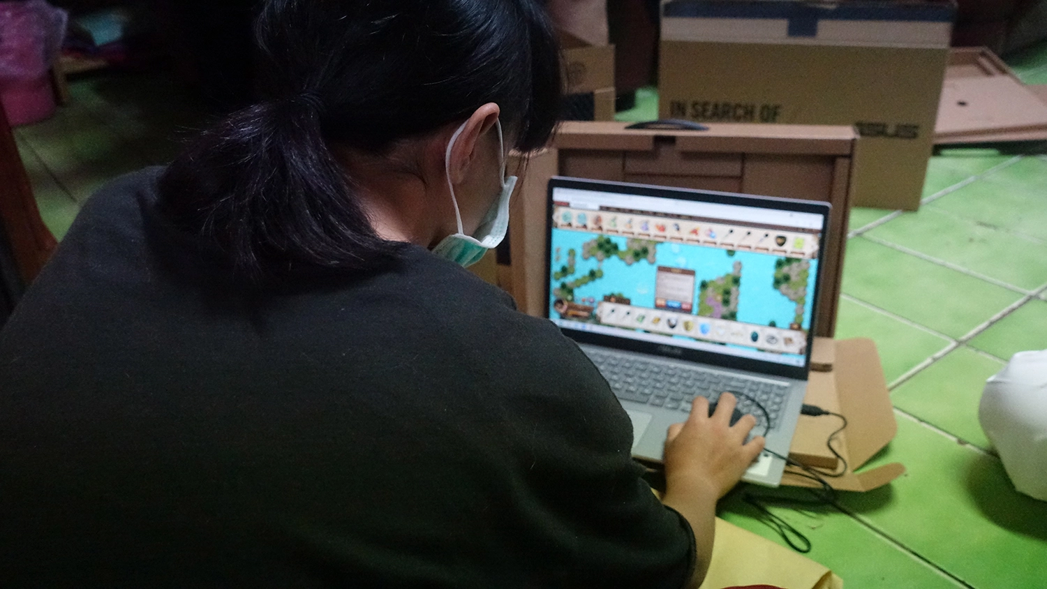 余同學拿到全新筆電,連上PaGamO線上教育平台示範給志工看。(攝影:陳誼謙)